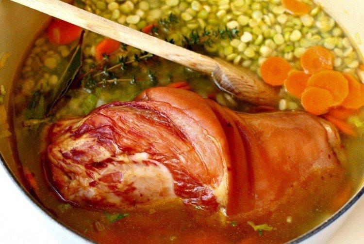 Sopa de guisantes con codillo de cerdo