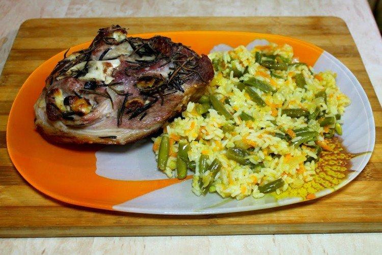 Codillo con arroz y verduras