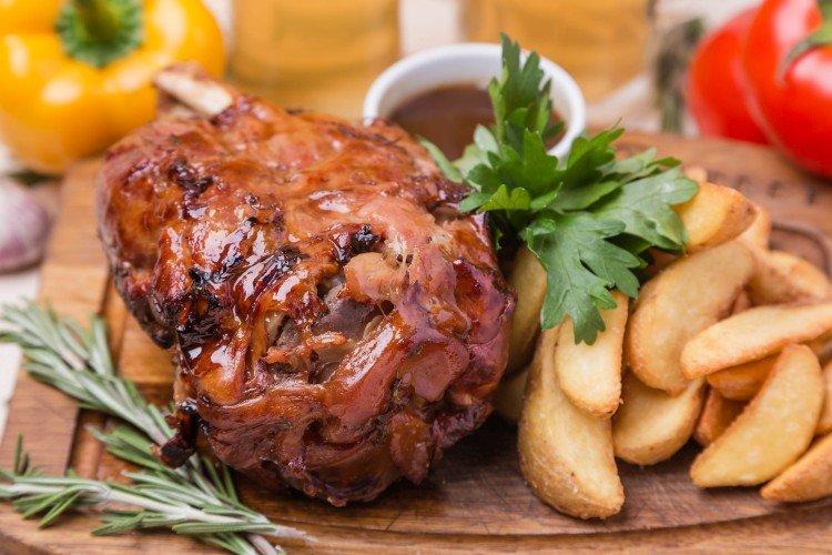 Codillo de cerdo en salsa tkemali