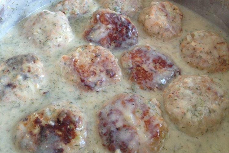 Fischfrikadellen mit Zucchini in Milchsoße