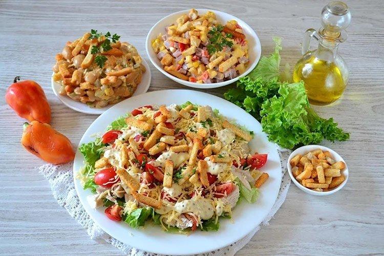 15 deliciosas ensaladas con salchicha y picatostes que vale la pena preparar
