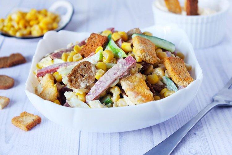 Ensalada con salchicha ahumada y picatostes