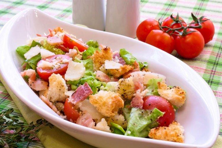 Ensalada “Tomatera” con salchicha y picatostes