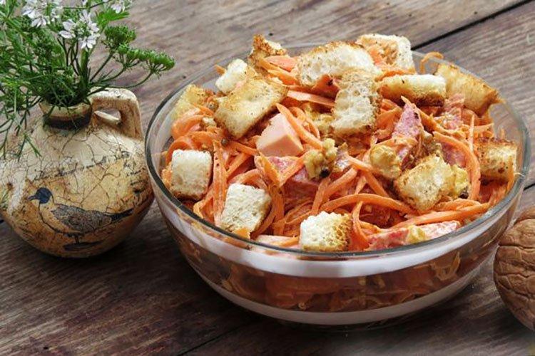 Ensalada con salchicha ahumada, picatostes y zanahoria fresca