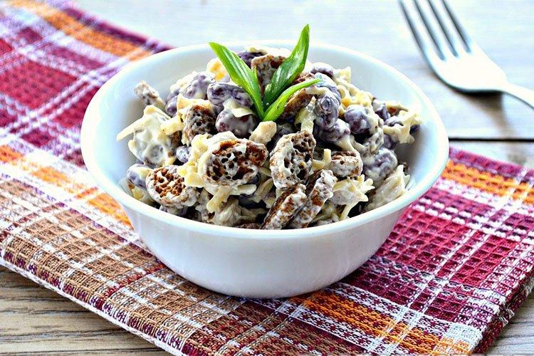 Ensalada de maíz, guisantes, salchicha y picatostes de centeno