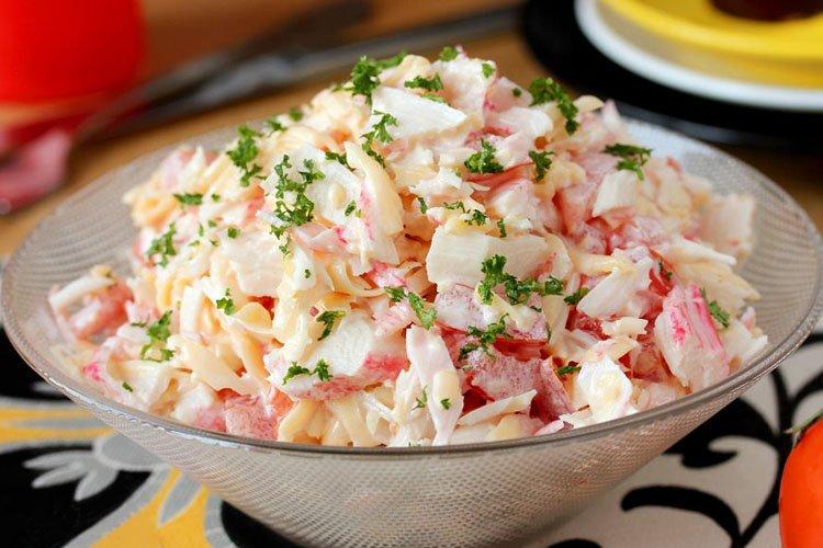 Ensalada “Real” de salchicha, palitos de cangrejo y picatostes