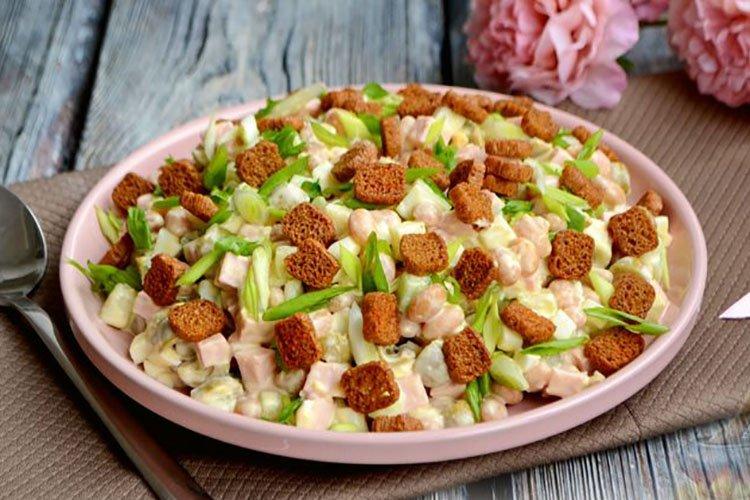 Ensalada con salchicha cocida, arroz y picatostes