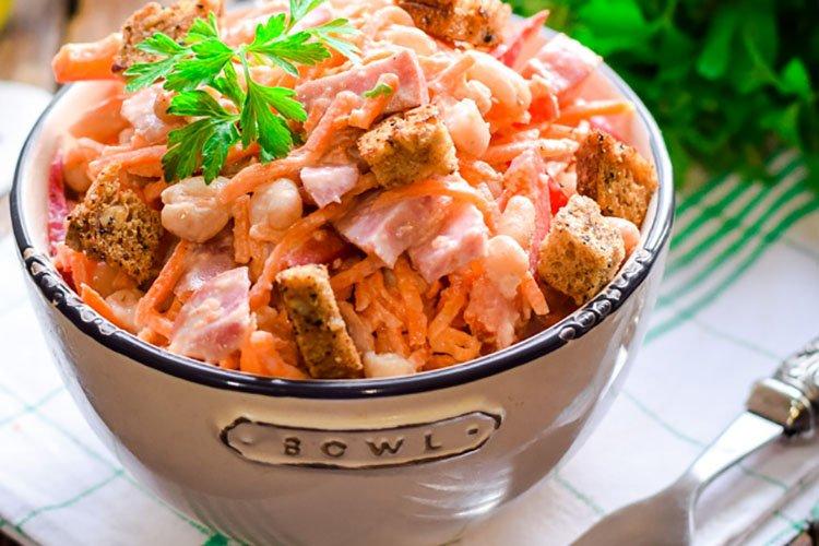Ensalada con salchicha, picatostes y zanahoria coreana