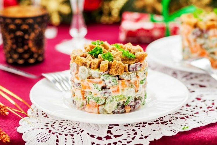Ensalada “Crujiente” con jamón y picatostes