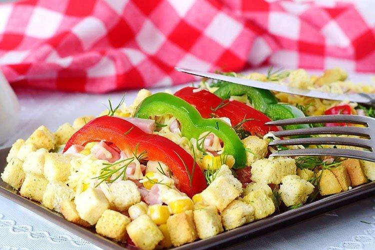 Ensalada con salchicha, patatas y picatostes
