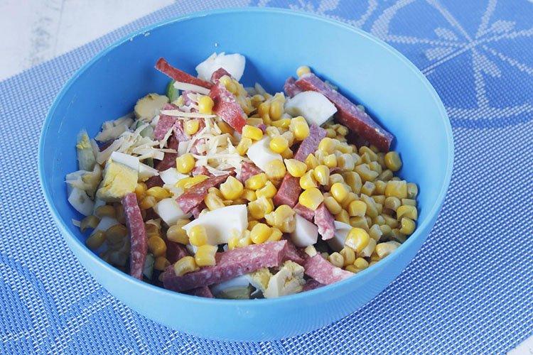 Ensalada rápida con salchicha, picatostes y maíz