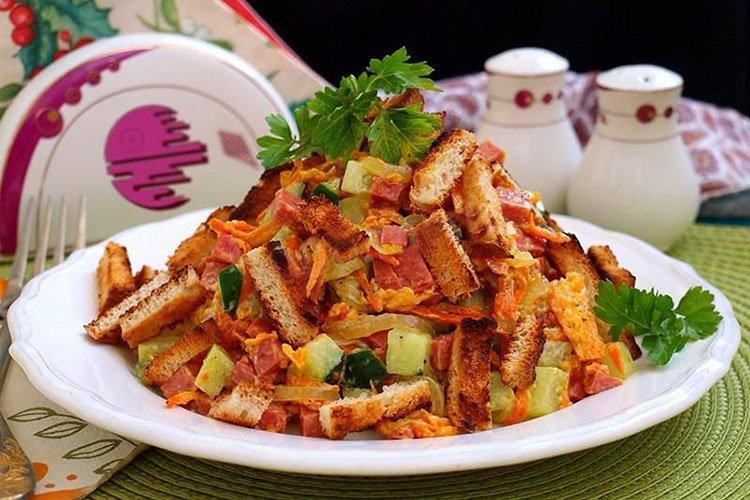 Ensalada por capas con salchicha, kiwi y picatostes