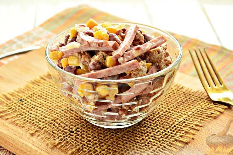 Ensalada con salchichas de caza y picatostes de centeno