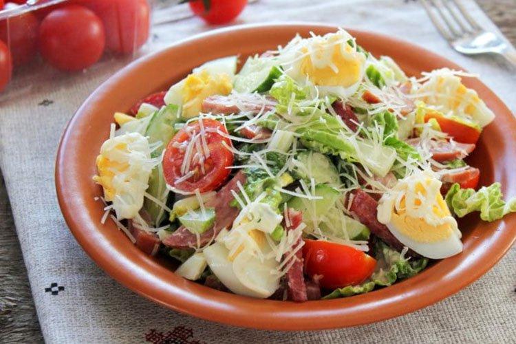 Salat aus gekochter Wurst mit Käse