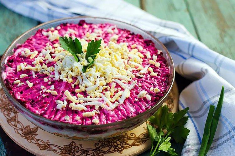 Rote-Bete-Salat mit „Milch“-Kochwurst