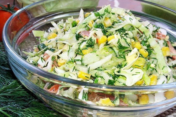 Salat aus Kohl und gekochter Wurst mit Käse