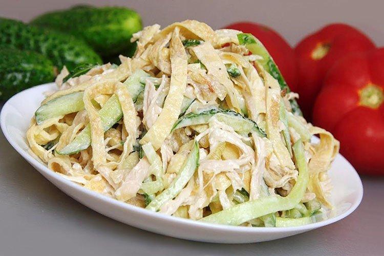 Frühstückssalat mit Wurst und Omelett