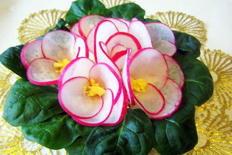 Salat „Veilchenbeet“ mit „Doktorwurst“