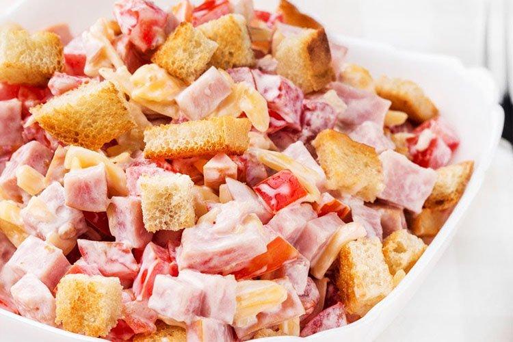 Bohnensalat mit gebratener Wurst