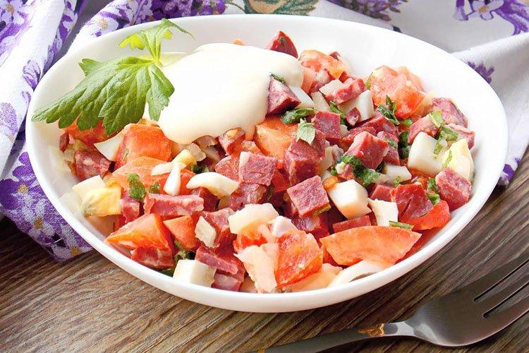 Salat „Husaren“ mit gekochter Wurst