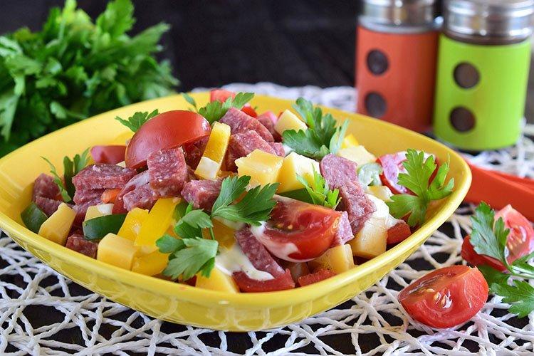 Salat mit gekochter und geräucherter Wurst