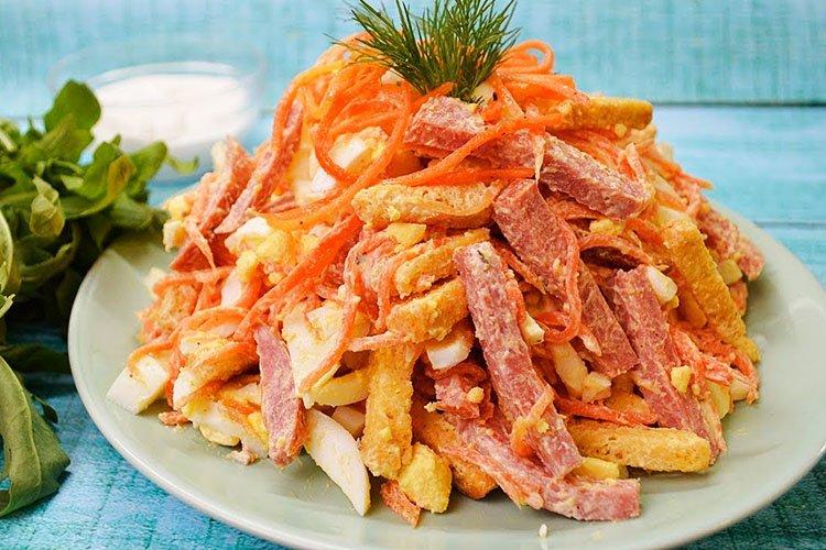Salat aus koreanischen Karotten mit „Ostankino“-Wurst