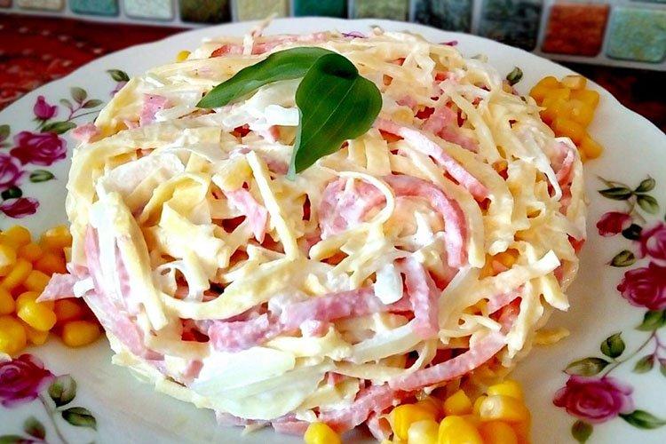 Salat mit Omelett und „Doktorwurst“