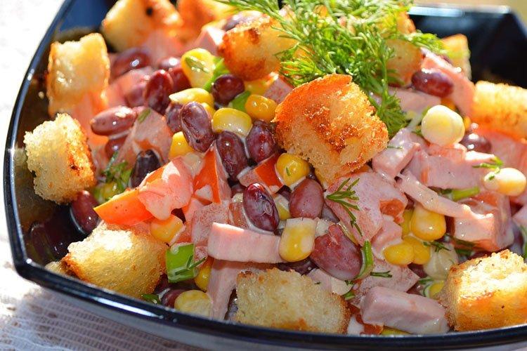Salat „Böhnchen“ mit gekochter Wurst und Käse