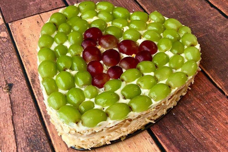 Salat mit gekochter Wurst und Trauben