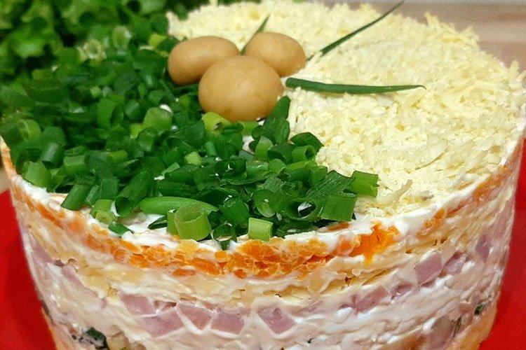 Salat mit „Ostankino“-Wurst und Gemüse