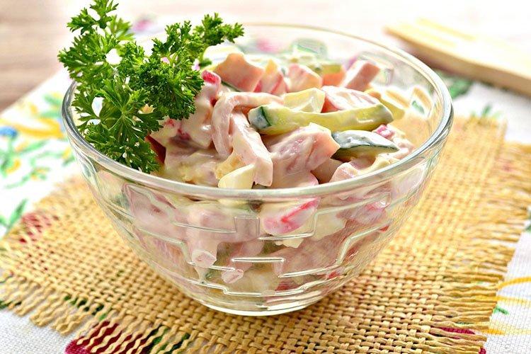 Deutscher Salat mit gekochter Wurst
