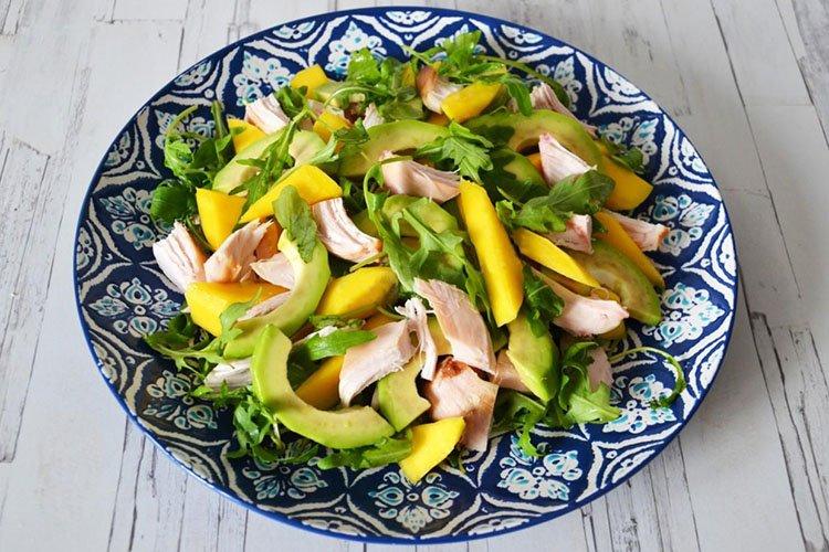 Salat mit Mangofleisch und „Kalbfleisch“-Wurst