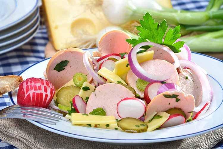 Salat aus Schweizer Käse mit Wurst