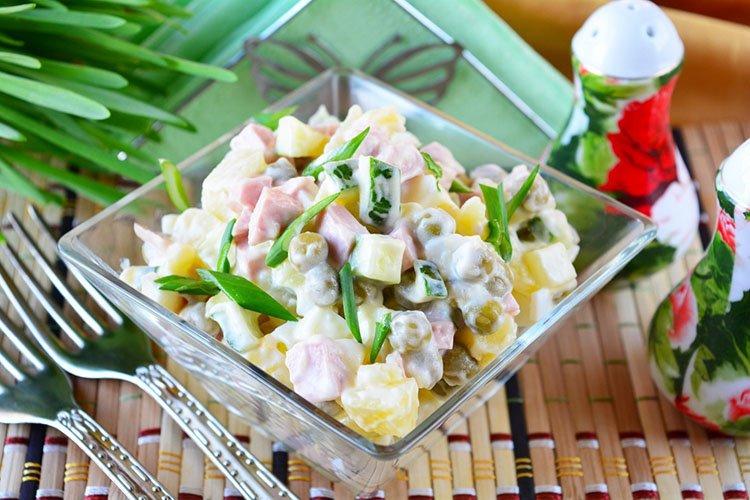 Kartoffelsalat mit gekochter Wurst und Leinsamen