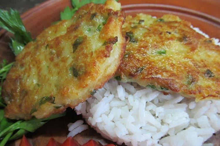Kabeljau-Fischfrikadellen mit Gemüse