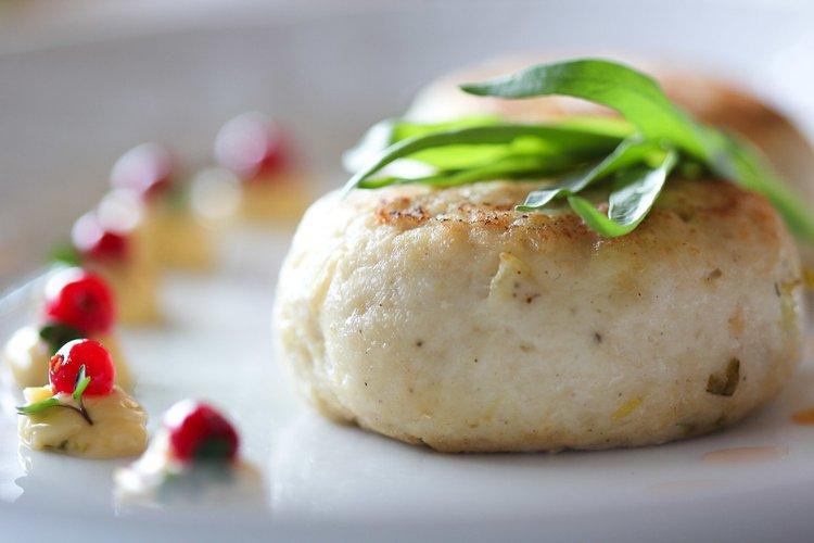 Kabeljau-Frikadellen mit Sauerkraut