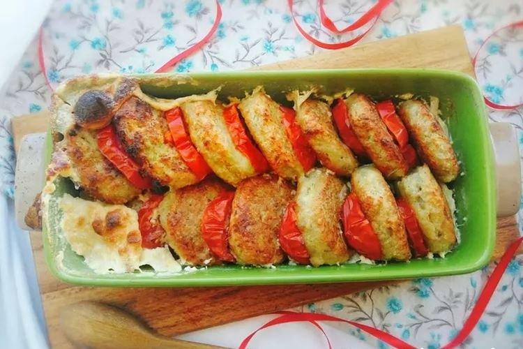 Kabeljau-Frikadellen mit Pilzen und Tomaten