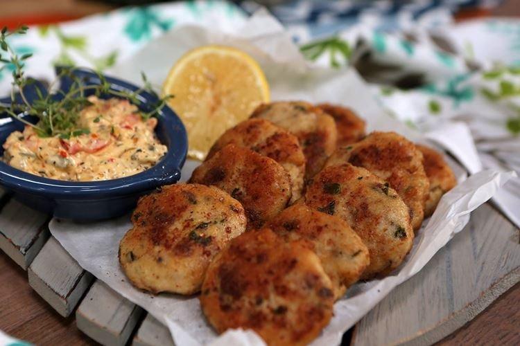 Kabeljau-Fischfrikadellen mit Pilzen