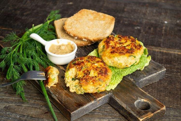 Kabeljau-Fischfrikadellen mit Reis und Kräutern