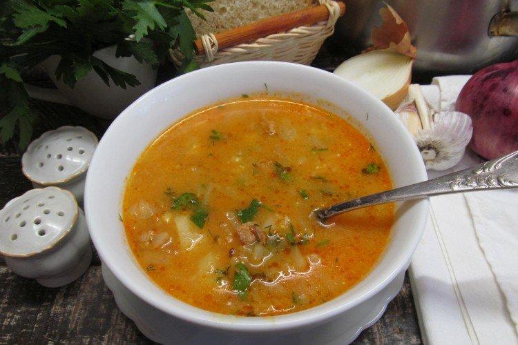 Sopa con col frita y carne picada