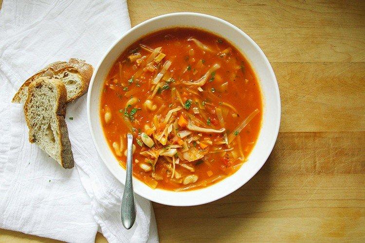 Sopa de col con judías y apio
