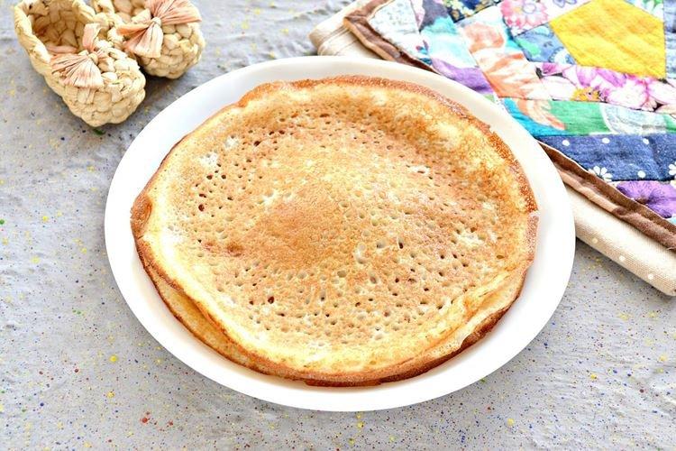 Crepes de vainilla con agujeros en leche