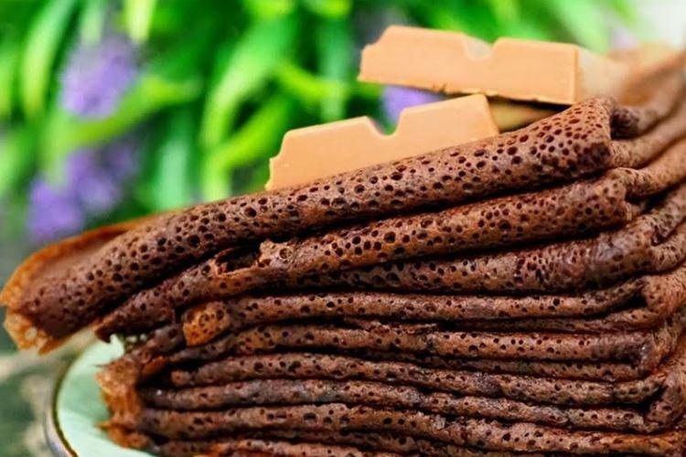 Crepes de chocolate con agujeros en leche