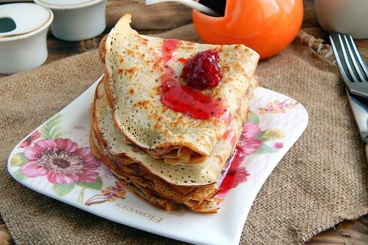 Crepes con agujeros en leche y agua