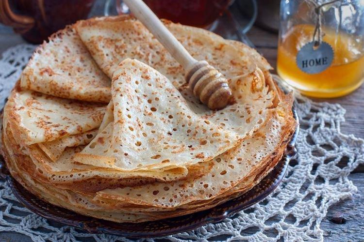 Crepes con agujeros en leche con levadura en polvo