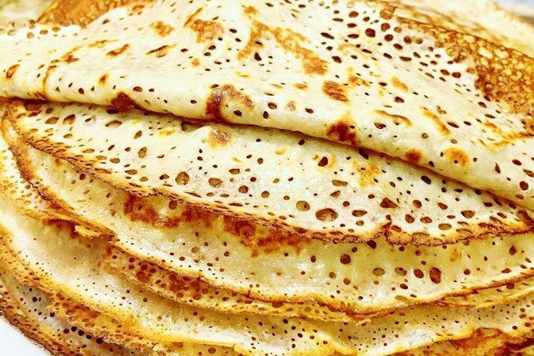 Crepes con agujeros en leche y kéfir