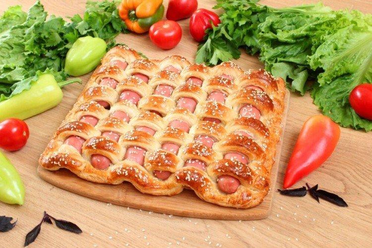 Blätterteigzopf mit Würstchen im Ofen