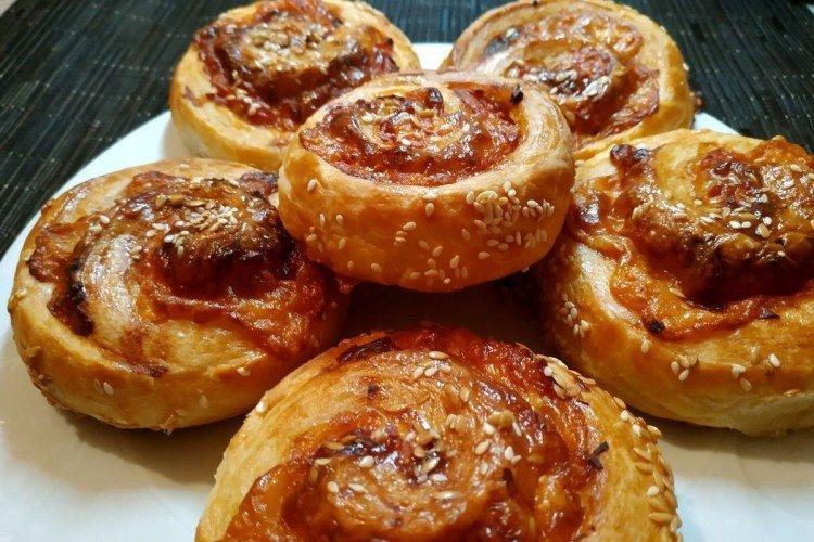 Schnecken aus Blätterteig mit Würstchen
