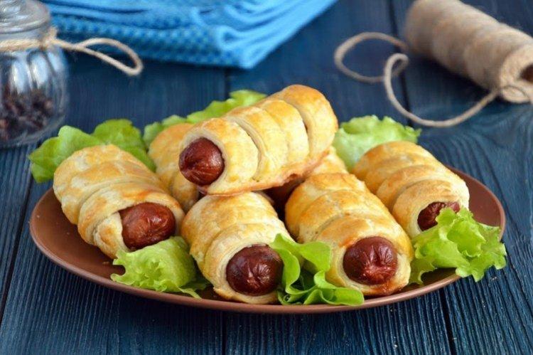Würstchen in hefefreiem Blätterteig im Ofen