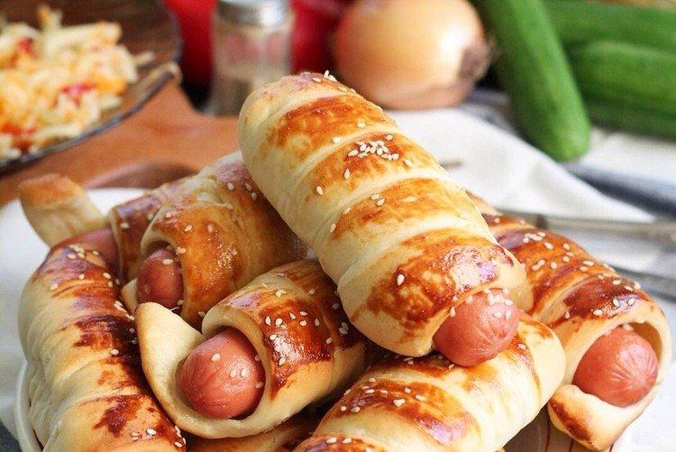 Würstchen im Blätterteig mit Ketchup und Senf